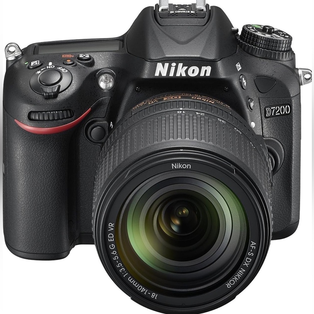 Nikon D7200 DX-format DSLR w/ 18-140mm VR Lens (Black) used a few timess
